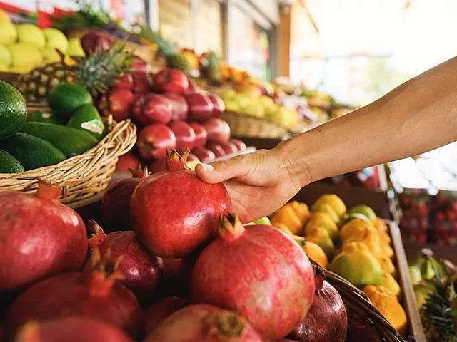 Persona eligiendo verduras