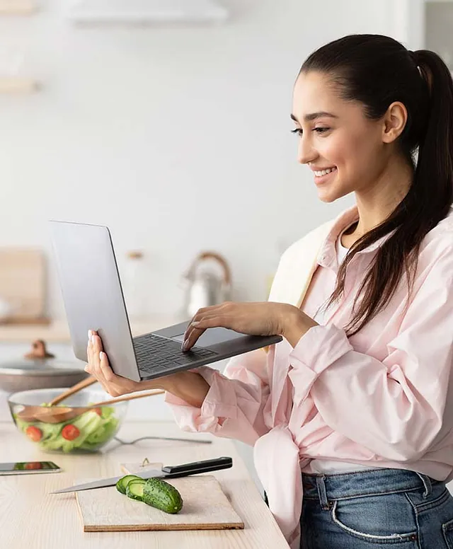 Chica con computador